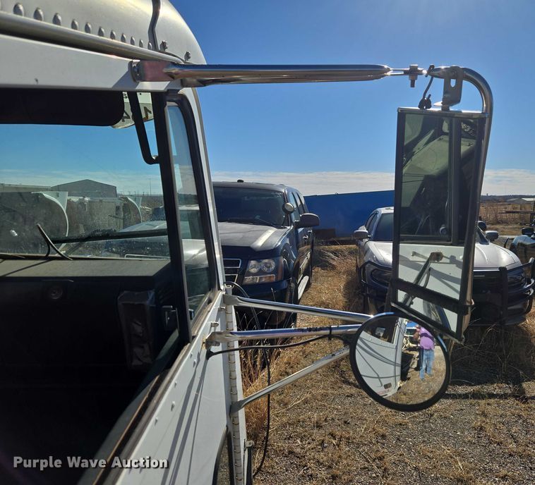 image for item ET1142 2002 Freightliner FLD Classic semi truck cab