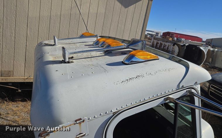 image for item ET1142 2002 Freightliner FLD Classic semi truck cab