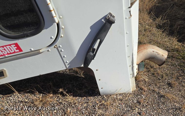 image for item ET1142 2002 Freightliner FLD Classic semi truck cab