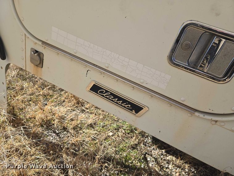 image for item ET1142 2002 Freightliner FLD Classic semi truck cab