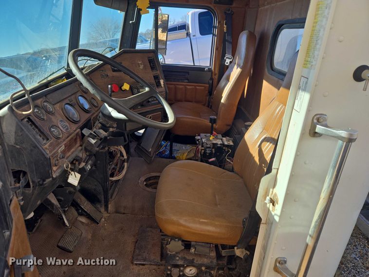 image for item ET1142 2002 Freightliner FLD Classic semi truck cab