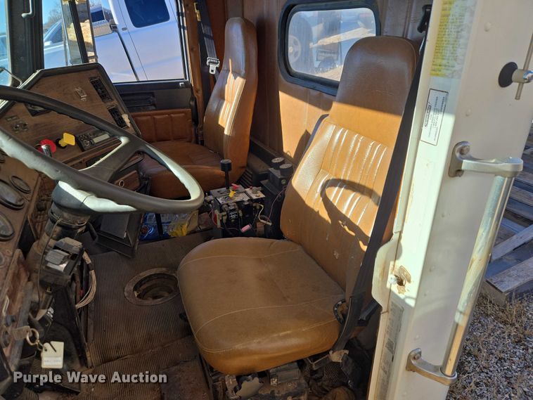 image for item ET1142 2002 Freightliner FLD Classic semi truck cab