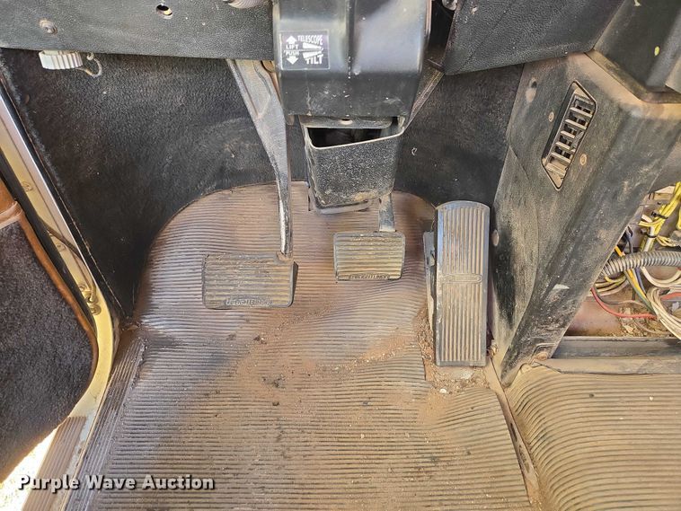 image for item ET1142 2002 Freightliner FLD Classic semi truck cab