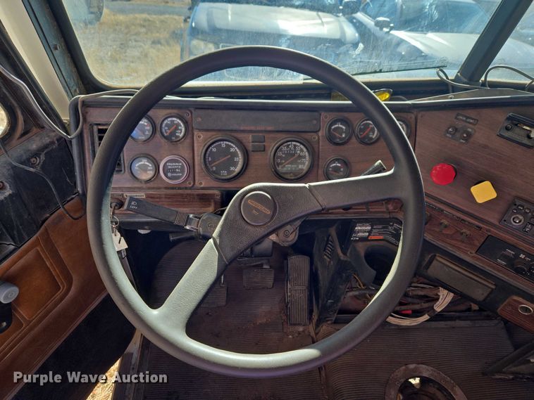 image for item ET1142 2002 Freightliner FLD Classic semi truck cab