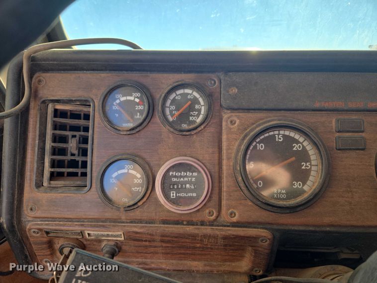 image for item ET1142 2002 Freightliner FLD Classic semi truck cab