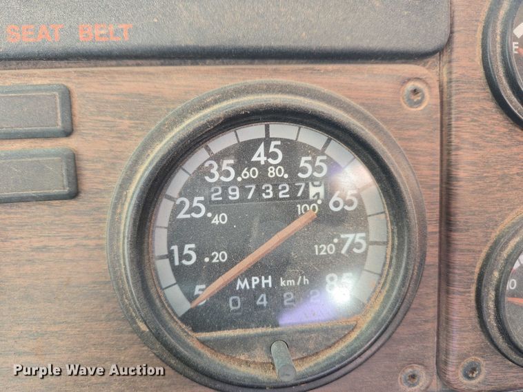 image for item ET1142 2002 Freightliner FLD Classic semi truck cab