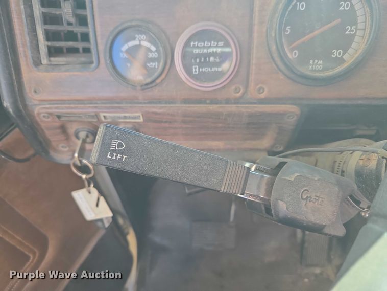 image for item ET1142 2002 Freightliner FLD Classic semi truck cab