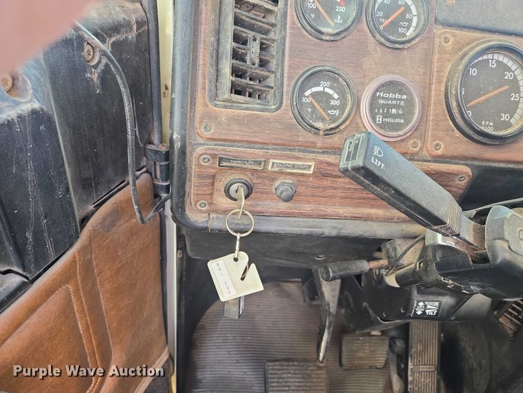 image for item ET1142 2002 Freightliner FLD Classic semi truck cab