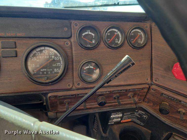 image for item ET1142 2002 Freightliner FLD Classic semi truck cab