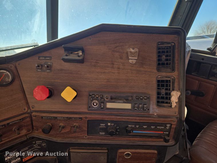 image for item ET1142 2002 Freightliner FLD Classic semi truck cab