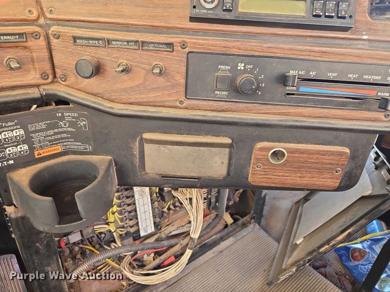 image for item ET1142 2002 Freightliner FLD Classic semi truck cab