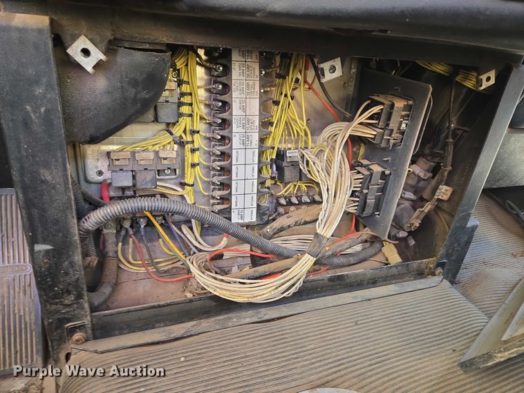 image for item ET1142 2002 Freightliner FLD Classic semi truck cab