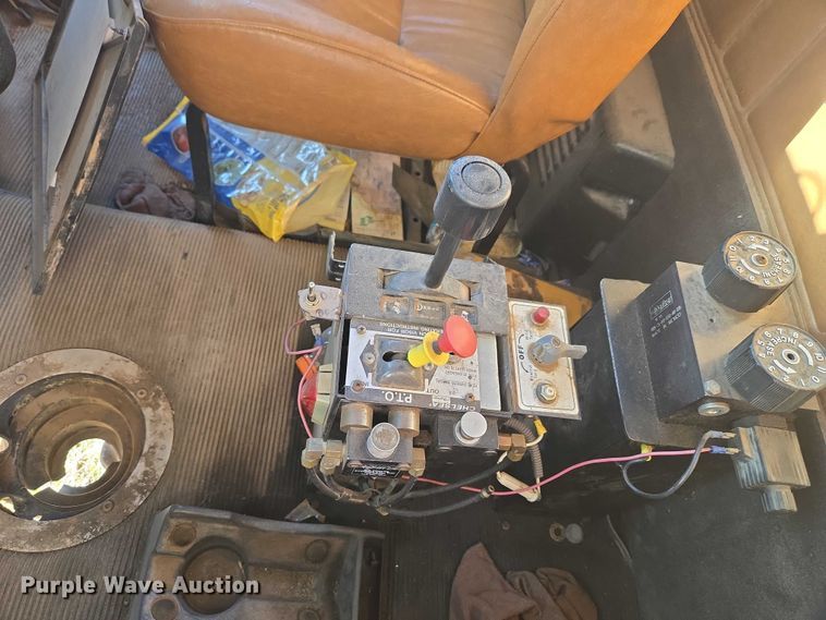 image for item ET1142 2002 Freightliner FLD Classic semi truck cab