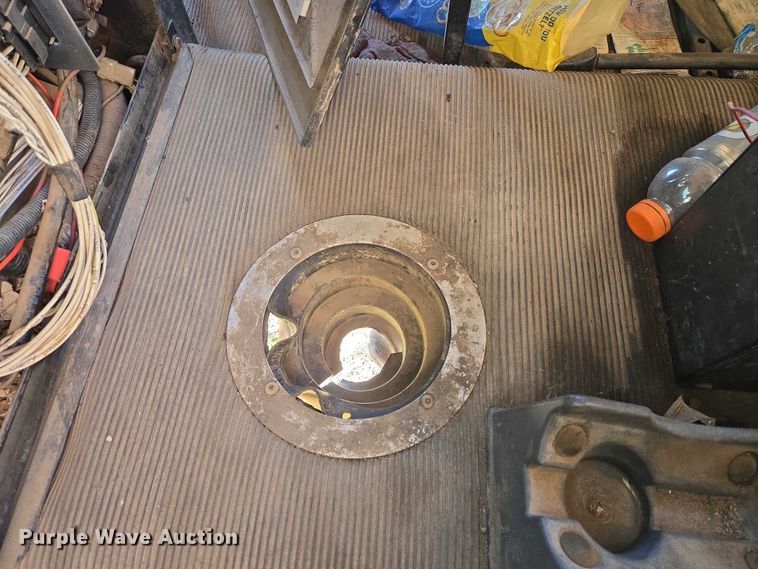 image for item ET1142 2002 Freightliner FLD Classic semi truck cab