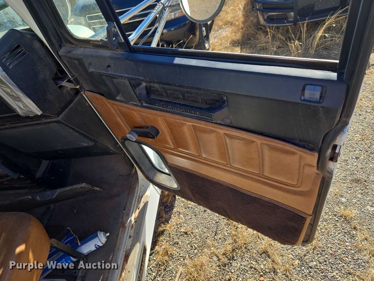 image for item ET1142 2002 Freightliner FLD Classic semi truck cab