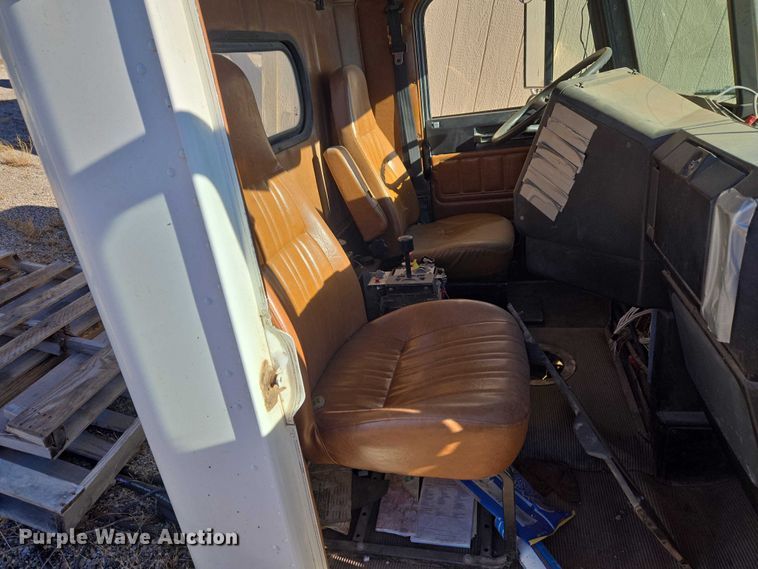 image for item ET1142 2002 Freightliner FLD Classic semi truck cab