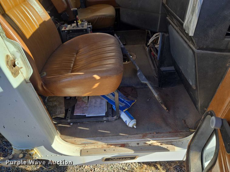 image for item ET1142 2002 Freightliner FLD Classic semi truck cab