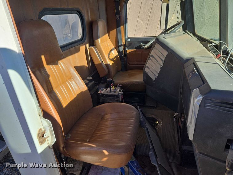 image for item ET1142 2002 Freightliner FLD Classic semi truck cab