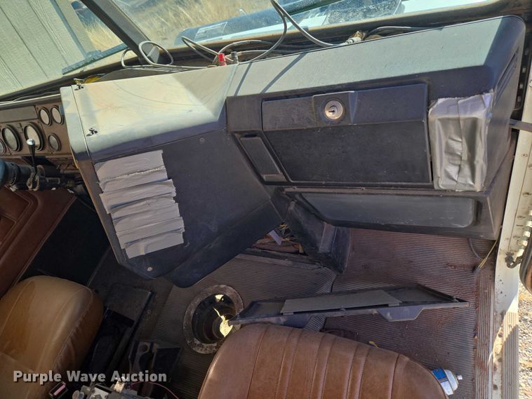 image for item ET1142 2002 Freightliner FLD Classic semi truck cab