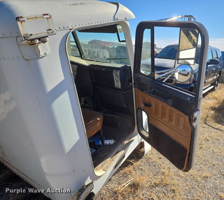 image for item ET1142 2002 Freightliner FLD Classic semi truck cab