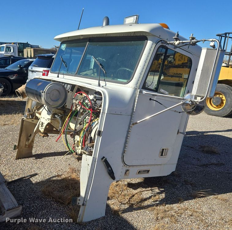 image for item ET1143 2002 Freightliner FLD Classic semi truck cab