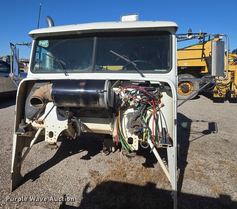 image for item ET1143 2002 Freightliner FLD Classic semi truck cab