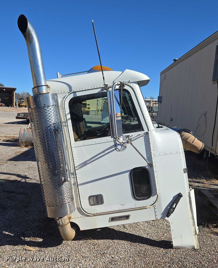 image for item ET1143 2002 Freightliner FLD Classic semi truck cab