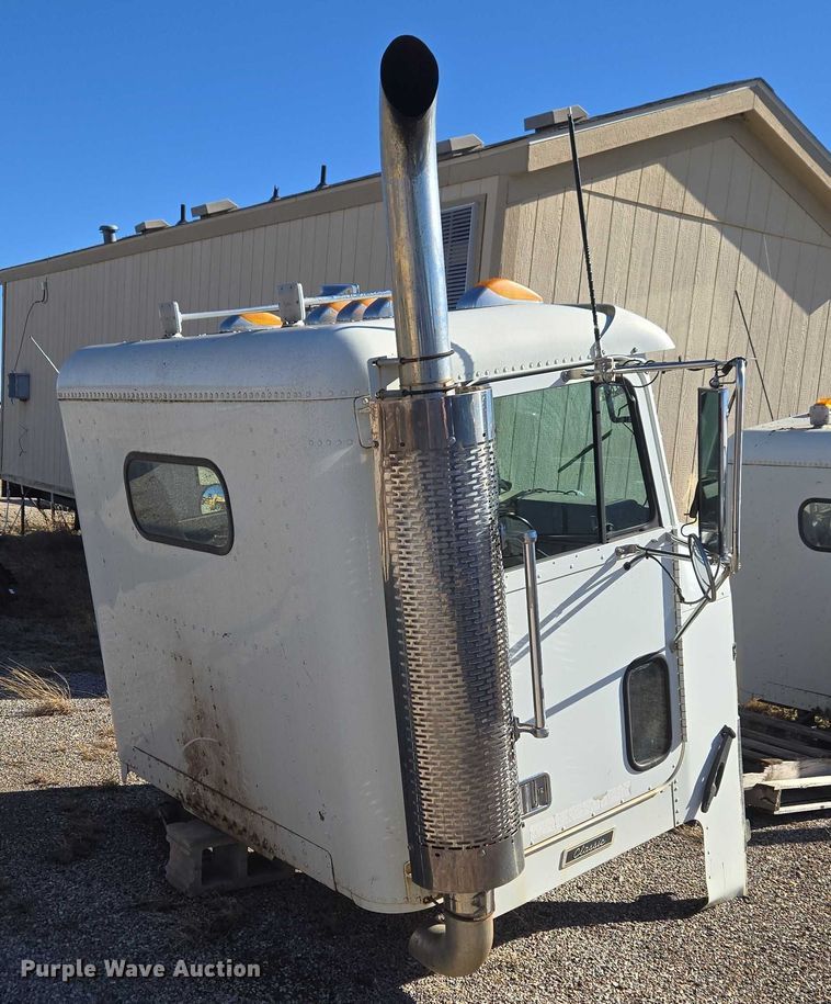 image for item ET1143 2002 Freightliner FLD Classic semi truck cab