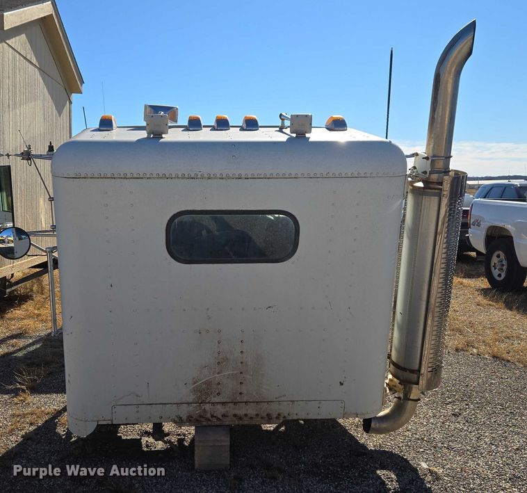 image for item ET1143 2002 Freightliner FLD Classic semi truck cab