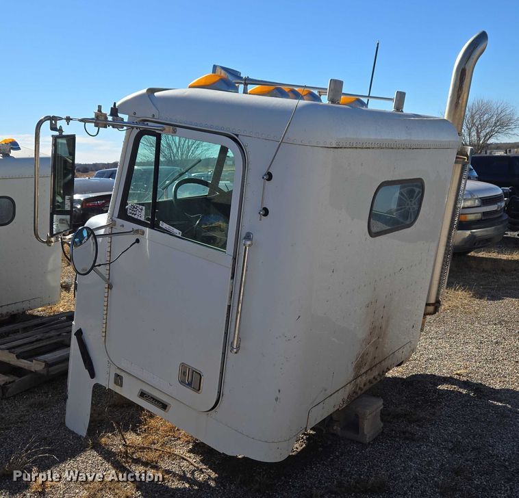 image for item ET1143 2002 Freightliner FLD Classic semi truck cab