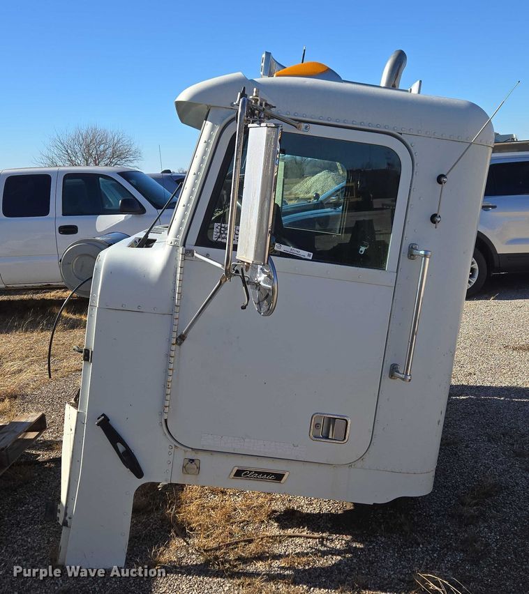 image for item ET1143 2002 Freightliner FLD Classic semi truck cab