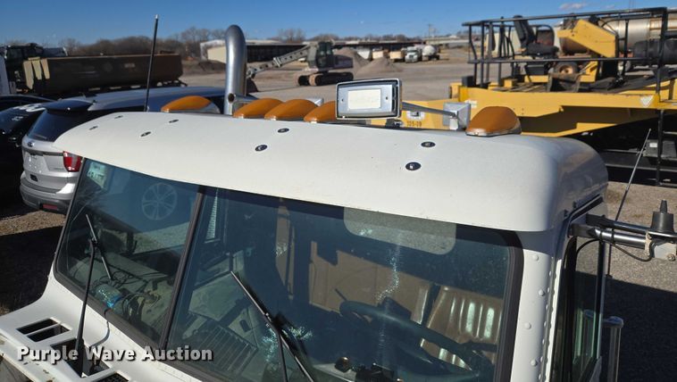 image for item ET1143 2002 Freightliner FLD Classic semi truck cab