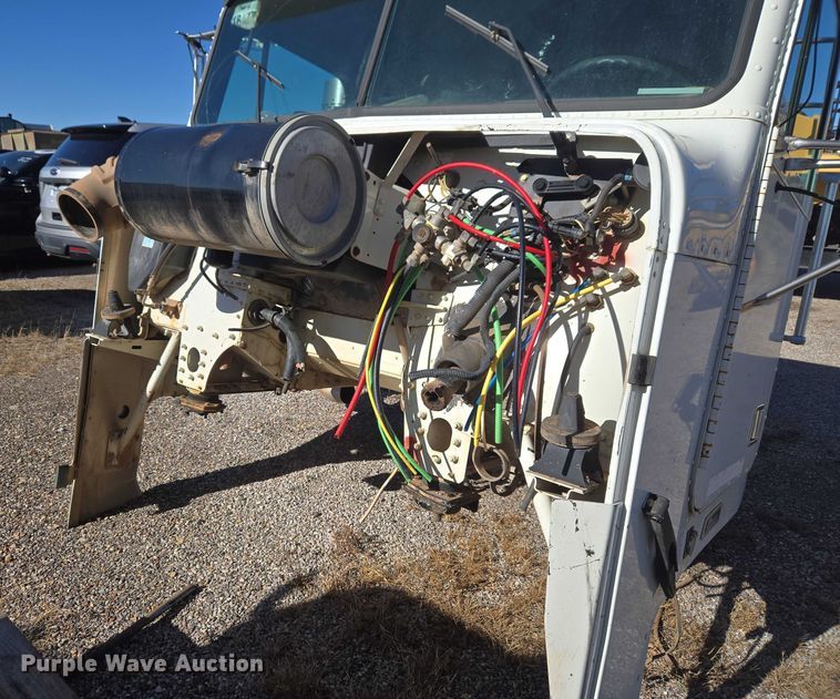 image for item ET1143 2002 Freightliner FLD Classic semi truck cab