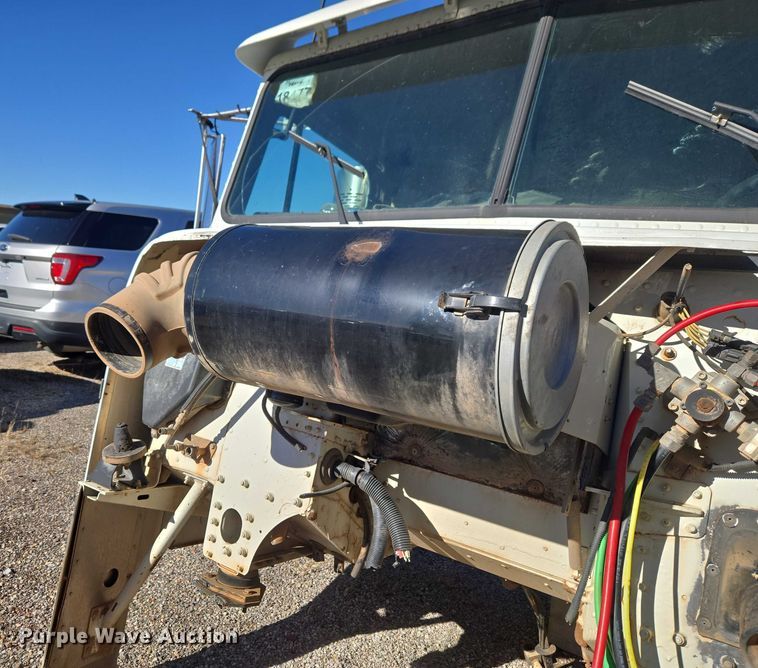 image for item ET1143 2002 Freightliner FLD Classic semi truck cab