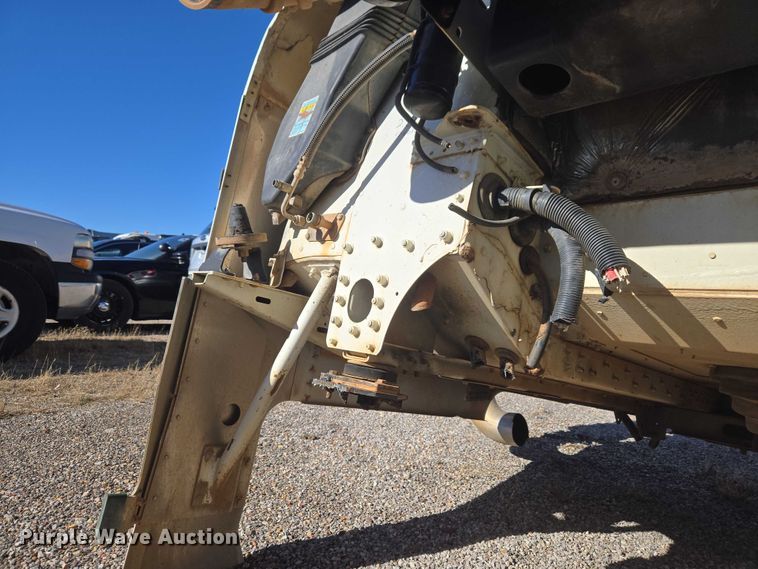 image for item ET1143 2002 Freightliner FLD Classic semi truck cab