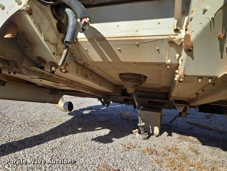 image for item ET1143 2002 Freightliner FLD Classic semi truck cab