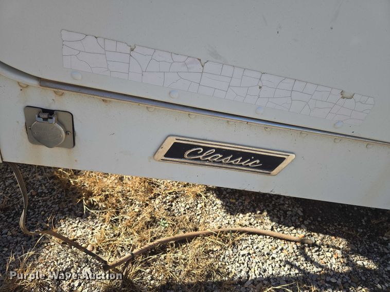 image for item ET1143 2002 Freightliner FLD Classic semi truck cab