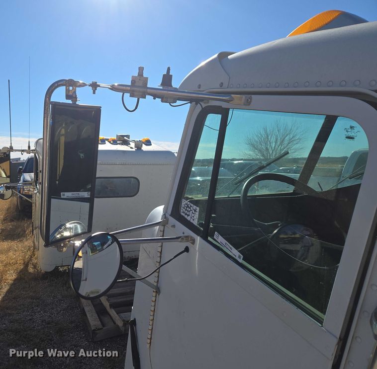 image for item ET1143 2002 Freightliner FLD Classic semi truck cab