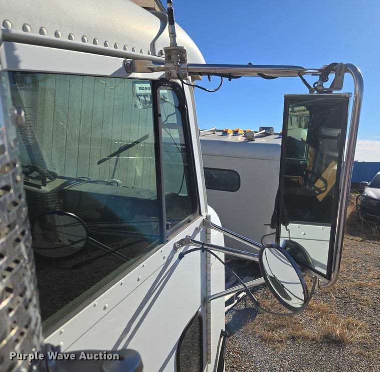 image for item ET1143 2002 Freightliner FLD Classic semi truck cab