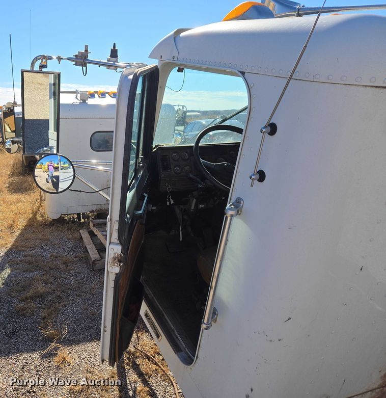 image for item ET1143 2002 Freightliner FLD Classic semi truck cab