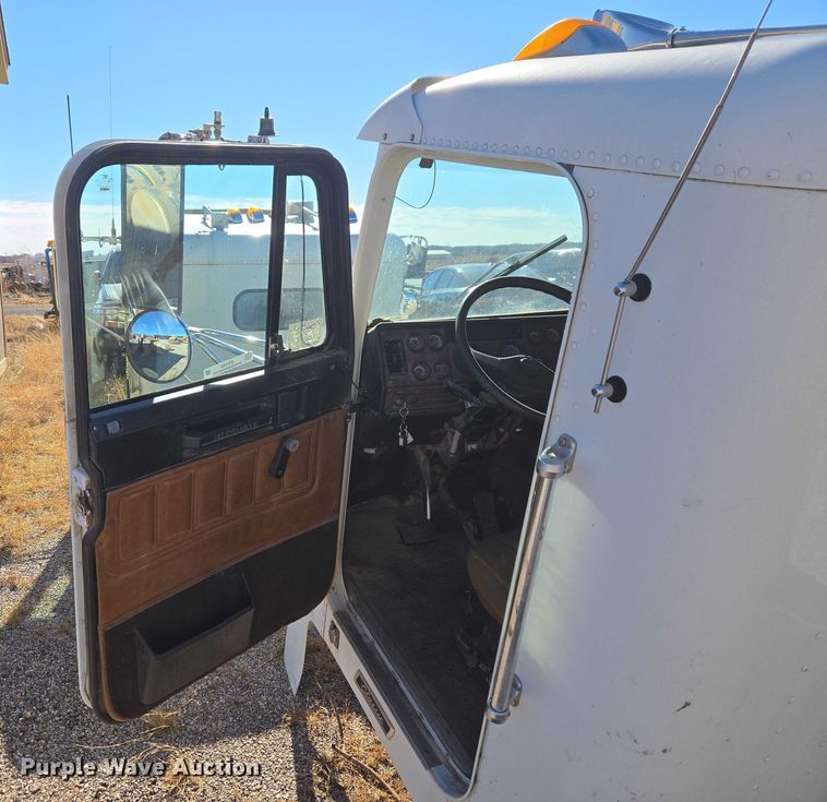 image for item ET1143 2002 Freightliner FLD Classic semi truck cab