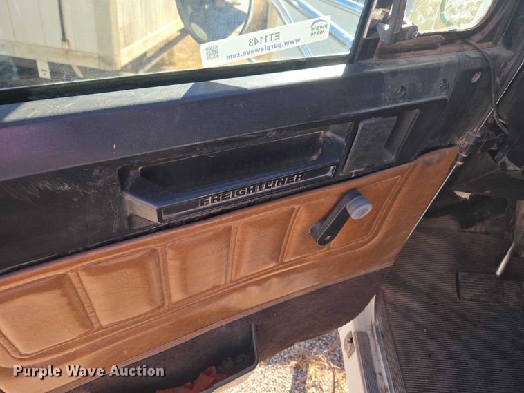 image for item ET1143 2002 Freightliner FLD Classic semi truck cab