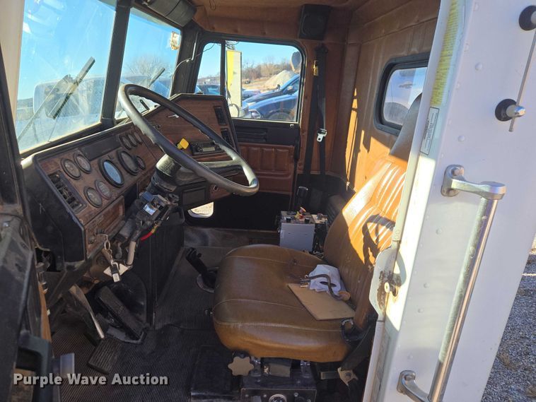 image for item ET1143 2002 Freightliner FLD Classic semi truck cab