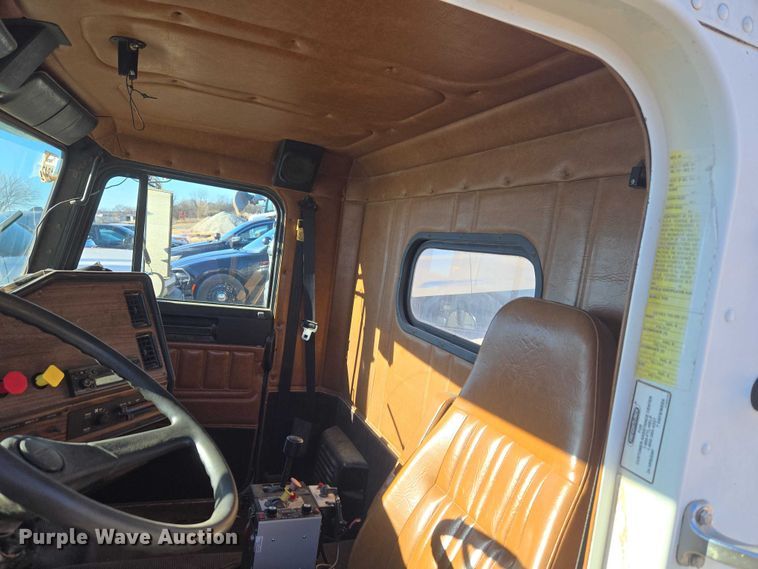 image for item ET1143 2002 Freightliner FLD Classic semi truck cab