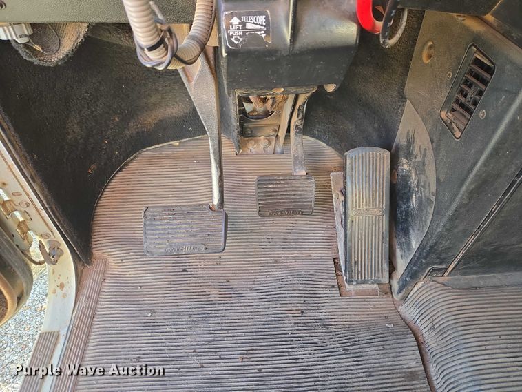 image for item ET1143 2002 Freightliner FLD Classic semi truck cab