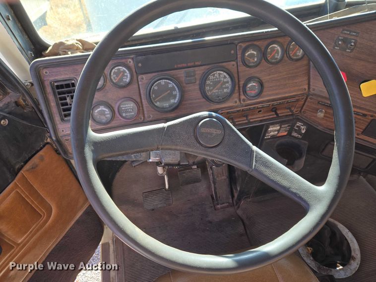 image for item ET1143 2002 Freightliner FLD Classic semi truck cab