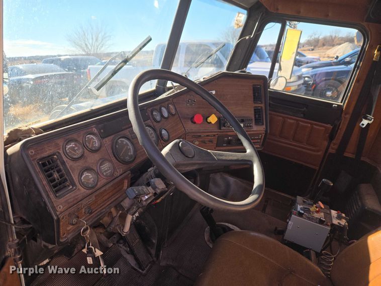 image for item ET1143 2002 Freightliner FLD Classic semi truck cab