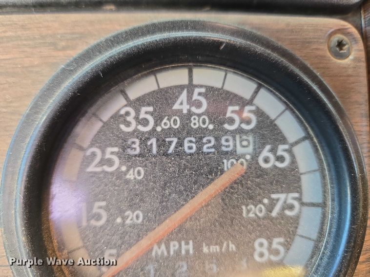 image for item ET1143 2002 Freightliner FLD Classic semi truck cab