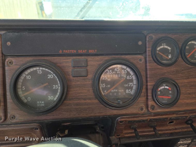 image for item ET1143 2002 Freightliner FLD Classic semi truck cab