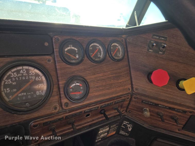 image for item ET1143 2002 Freightliner FLD Classic semi truck cab